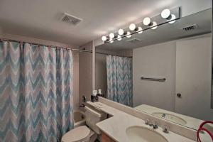 1 Mi to PGA Golf Retreat with Pool in Palm Beach的一间浴室