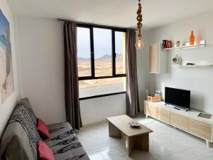 salon z kanapą i dużym oknem w obiekcie Casa Monny Fuerteventura Holiday Wi-Fi w mieście Puerto del Rosario