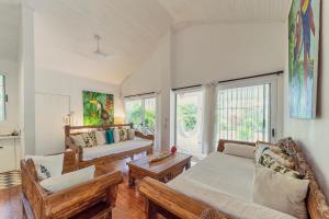 sala de estar con 2 camas y sofá en Pineapple house Manzanillo en Puerto Manzanillo
