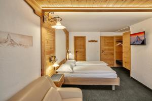 Una cama o camas en una habitación de Hotel Antika