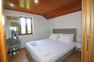 Postel nebo postele na pokoji v ubytování Casa da Terrada by Gerês Casas + 37 fotografií