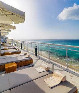 een balkon met uitzicht op de oceaan bij XQ El Palacete in Morro del Jable