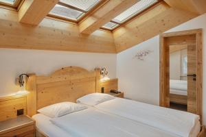Una cama o camas en una habitación de Hotel Antika