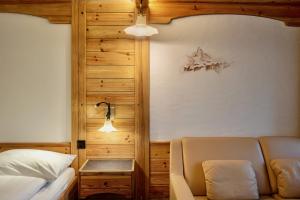 Una cama o camas en una habitación de Hotel Antika