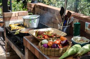 a barbecue grill with a basket of vegetables on it at Libélula Cabaña- Alojamiento rural in Duitama