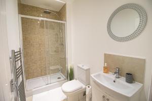 a bathroom with a toilet and a sink and a shower at New Contractor House & M1 Access & LLA & Dunstable in Luton