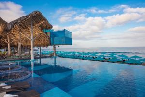 - une piscine avec vue sur l'océan dans l'établissement Almar Resort Luxury LGBT Beach Front Experience, à Puerto Vallarta