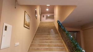 una escalera en un edificio con adornos navideños en Hotel Admiral, en Vinkovci