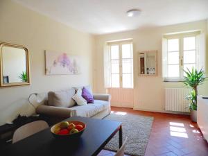 een woonkamer met een bank en een tafel bij Appartamento Porta Elisa in Lucca