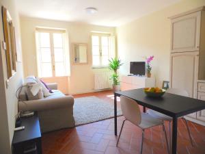 ein Wohnzimmer mit einem Sofa und einem Tisch in der Unterkunft Appartamento Porta Elisa in Lucca