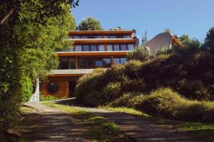 een huis op een heuvel met een weg ervoor bij Celestial Inn in Pucón
