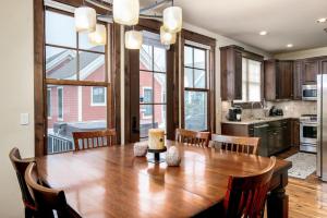 une cuisine et une salle à manger avec une grande table en bois dans l'établissement First Chair Lair, à Breckenridge