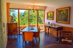 een eetkamer met een tafel en een raam bij Celestial Inn in Pucón
