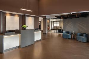 キング・オブ・プラシャにあるHyatt Place Philadelphia/ King of Prussiaのロビー(青い椅子付) +41枚の写真