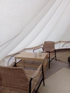 uma mesa e duas cadeiras numa tenda em Monte da Tojeirinha em Montargil