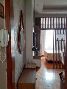 uma sala de estar com um espelho na parede em Loft super charmoso no centro de Nova Friburgo em Nova Friburgo