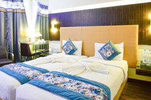 een hotelkamer met 2 bedden in een kamer bij Quality Inn Residency in Hyderabad