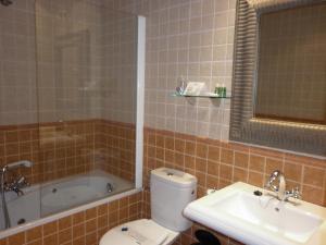Koupelna v ubytování Hostal Mesón Castilla