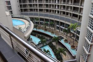 uma vista sobre um edifício com piscina e palmeiras em 2 Sleeper SEA VIEWS Apartment -- Near MSC Cruise Terminal em Durban