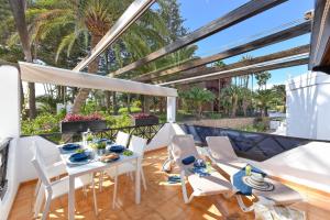 a patio with a table and chairs on a balcony at Casa Maspalomas in Meloneras