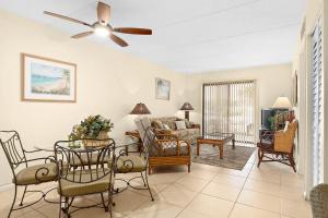 Χώρος καθιστικού στο Unit 2105 - Ocean & Racquet Resort