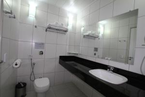 A bathroom at Hotel Confiance Prime Batel