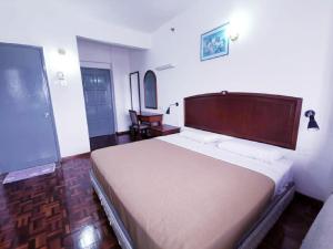 um quarto com uma cama grande num quarto em Amy Home Moonlight APARTMENT em Brinchang