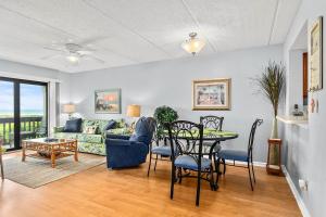 Χώρος καθιστικού στο Unit 8216 - Ocean & Racquet Resort