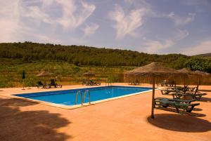 Πισίνα στο ή κοντά στο Masía de San Juan Casas número 3 y 5, con piscina, aire acondicionado y vistas a la montaña