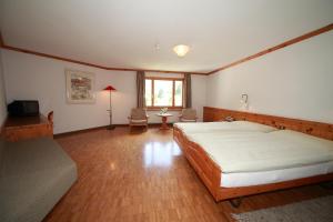 Llit o llits en una habitació de Hotel Albula & Julier