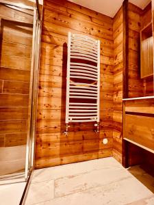 een badkamer met een raam in een houten muur bij Chalet Alpe d'Huez 1850-Sea and Mountain Pleasure in L'Alpe-d'Huez