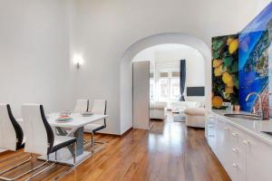 sala de estar con mesa blanca y sillas en Royale Apartment, en Budapest