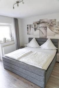 1 cama grande en un dormitorio con una pintura en la pared en Ferienwohnung im Idyll 1 en Hengersberg