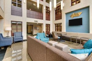 een lobby van een ziekenhuis met stoelen en een tv bij Best Western Plus Indianapolis North at Pyramids in Indianapolis
