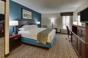 Katil atau katil-katil dalam bilik di Best Western Plus Indianapolis North at Pyramids +28 gambar