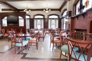 A restaurant or other place to eat at Drury Inn and Suites St Louis Union Station