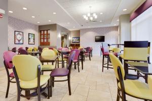 comedor con mesas y sillas y TV en Drury Inn & Suites Middletown Franklin, en Middletown