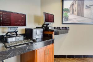 ein Büro mit einem Schreibtisch mit einem Computer und einem Monitor in der Unterkunft Drury Inn & Suites Middletown Franklin in Middletown