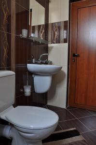 un baño con inodoro y lavabo en Guest House Eli, en Sapareva Banya
