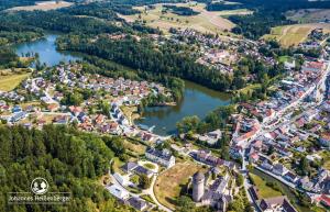 una vista aerea di una piccola città vicino a un fiume di Gästehaus Tropf a Litschau