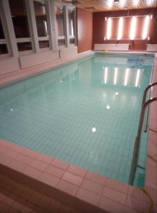 Hostel Vekotin tesisinde veya buraya yakın yüzme havuzu