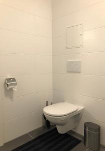 維也納的住宿－Neubau Wohnung Stadlau，白色的浴室设有卫生间和垃圾桶