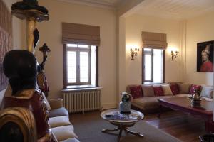 A seating area at Divan Cukurhan
