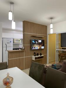 a living room with a table and a kitchen at Apartamento Rocha Sinop in Sinop