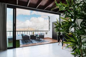 una sala de estar de planta abierta con vistas al océano en La Santa, en La Santa