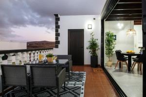 d'une terrasse avec une table et des chaises sur un balcon. dans l'établissement La Santa, à La Santa