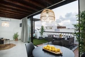 - une salle à manger avec une table et des fruits dans l'établissement La Santa, à La Santa