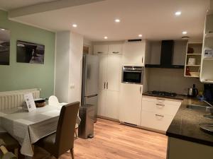 スカーレンデイケにあるFerienhaus Nordseeliebeのキッチン(テーブル付)、キッチン(ダイニングルーム付) +32枚の写真