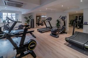 un gimnasio con varias bicicletas estáticas y cintas de correr en The Level at Melia White House, en Londres