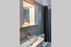 A bathroom at Voras Villa Panagia Beach